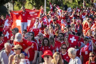 La Fan Walk avant le match Suisse-Finlande du 10 juillet a attiré plus de 10'000 personnes à Genève dans une ambiance festive. Un succès à l'image de l'ensemble de l'Euro féminin 2025. KEYSTONE/JEAN-CHRISTOPHE BOTT